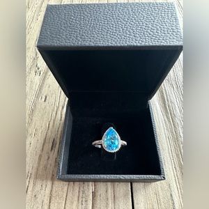 White gold / blue rhinestone pear shape ring